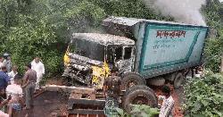 ট্রাক্টরের সঙ্গে সংঘর্ষে কাভার্ডভ্যানে আগুন