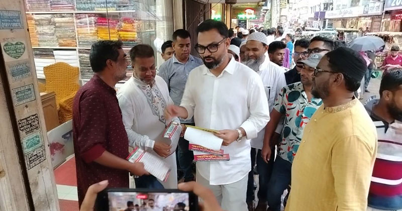 মিরপুরের পল্লবীতে নিজ নির্বাচনী আসনের সাধারণ মানুষের মাঝে ৩১ দফার লিফলেট বিতরণ কালে আমিনুল হক