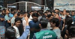 ঢাবি ছাত্রকে চোর অপবাদ দিয়ে মারধর, নিউমার্কেটে উত্তেজনা