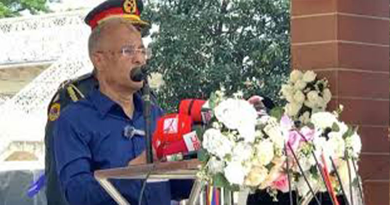 রাজশাহী কারা প্রশিক্ষণ কেন্দ্রের হিলা কারারক্ষী বুনিয়াদি প্রশিক্ষণ কোর্সের সমাপনী কুচকাওয়াজ অনুষ্ঠানে বক্তব্যরত স্বরাষ্ট্র উপদেষ্টা
