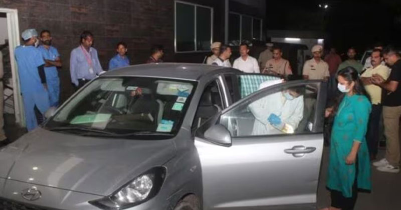 গাড়ি থেকে আলামত সংগ্রহ করছে পুলিশ