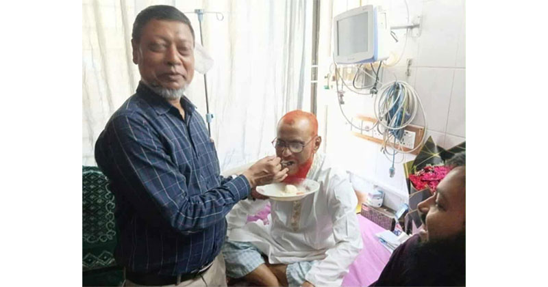 মৃত্যুদণ্ড থেকে খালাস রায় শুনে মিষ্টিমুখ করছেন জামায়াত নেতা এটিএম আজহারুল ইসলাম