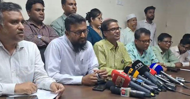 সচিবালয়ে বিক্ষোভরত কর্মকর্তা-কর্মচারীদের সংবাদ সম্মেলন