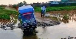 রৌমারীতে পাহাড়ি ঢলে রাস্তা ভেঙে ৮ গ্রামের মানুষের দুর্ভোগ