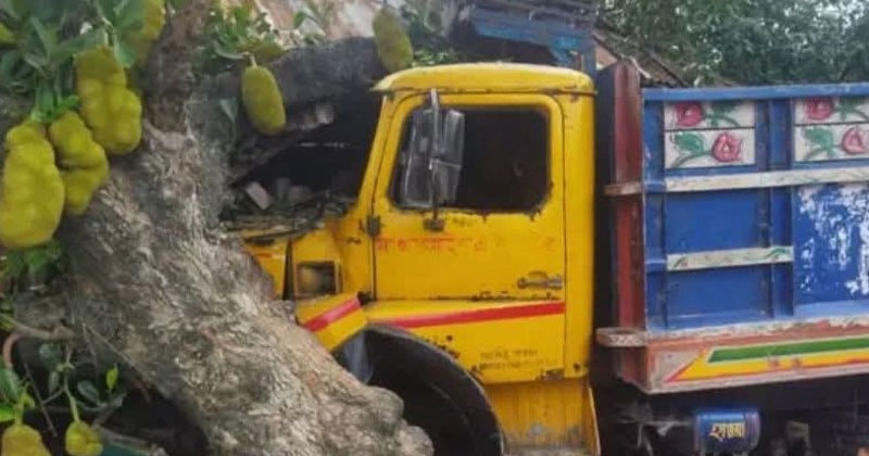 নিয়ন্ত্রণ হারিয়ে মালবাহী ট্রাক বসতঘরে : আহত ২