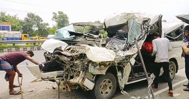 টাঙ্গাইলে ট্রাকে মাইক্রোর ধাক্কা, বাবাসহ দুই ছেলে নিহত