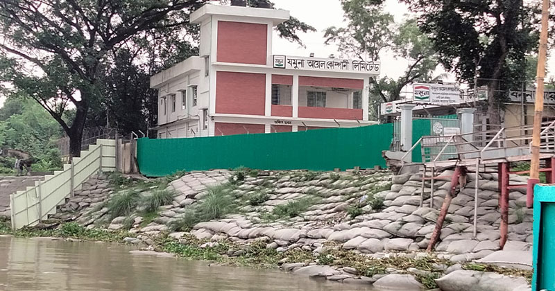 ভাঙন শুরু হলে ডিপোর জেটিসহ দু’তলা ভবনটিও নদী গর্ভে বিলীন হতে পারে