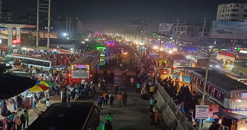 রাতের আঁধারেও থামেনি গাড়ির স্রোত: ঈদযাত্রায় বাইপাইলের চিত্র