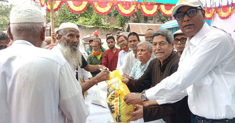 অসহায় ও দুস্থ মানুষের মাঝে ঈদ উপহার সামগ্রী বিতরণ