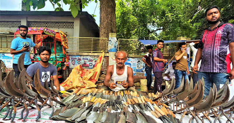 বিভিন্ন সরঞ্জামাদি সাজিয়ে ক্রেতার অপেক্ষায় বসে আছেন কামাররা
