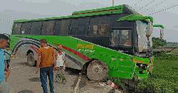 অল্পের জন্য রক্ষা পেলেন যাত্রীরা