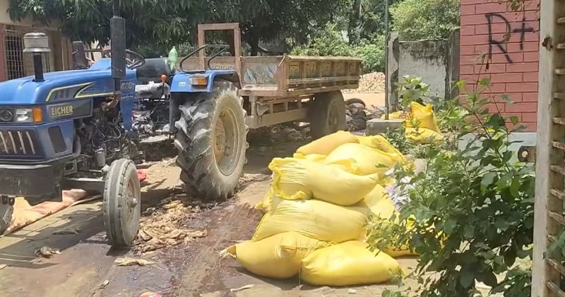পচে দুর্গন্ধ ছড়ানো বস্তাবন্ধী চামড়ার স্তুপ