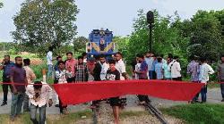রাজশাহীতে রেলপথ অবরোধ, সারা দেশের সঙ্গে যোগাযোগ বন্ধ
