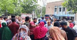 নারী নির্যাতন; গ্রেপ্তার ৩ আসামি ছিনিয়ে নিতে থানা ঘেরাও