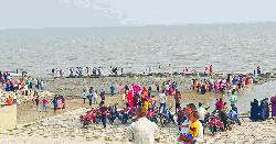 সমুদ্র সৈকতে পর্যটকদের উপচে পড়া ভিড়