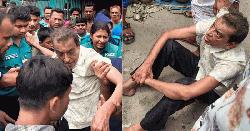 ‘আমার বুড়ো বাপকেও তুই ছাড়িসনি’—আ.লীগ নেতাকে গণধোলাই দিয়ে পুলিশের হাতে সোপর্দ