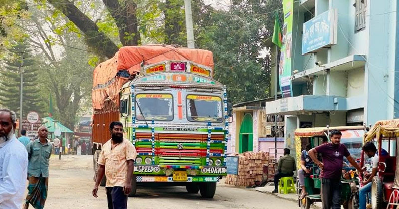টানা ১০ দিন বন্ধ থাকার পর হিলি বন্দরের কার্যক্রম পুনরায় চালু হয়েছে।