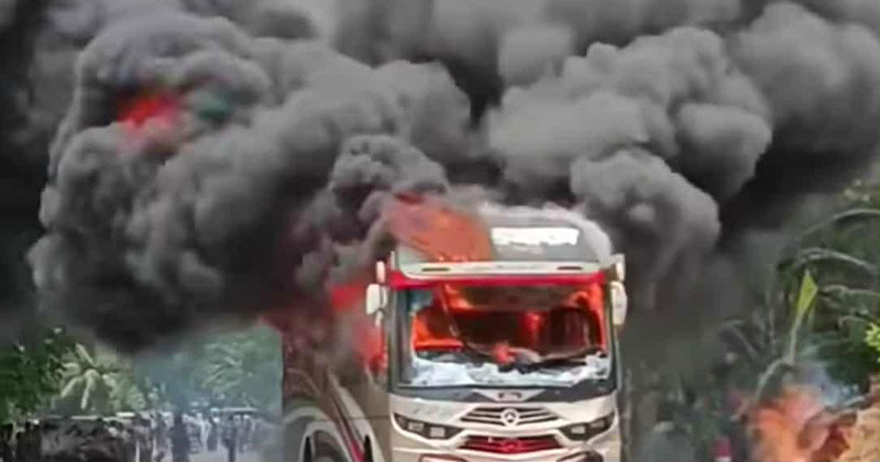ঘাতক বাসটিতে বিক্ষুদ্ধ জনতার অগ্নিসংযোগ