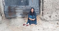 মান্দায় স্ত্রী স্বীকৃতির দাবিতে প্রেমিকের বাড়িতে তরুণীর অনশন
