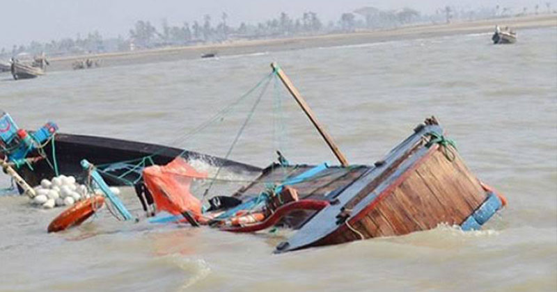 একটি মাছ ধরার ট্রলার বঙ্গোপসাগরে ডুবে গেছে।