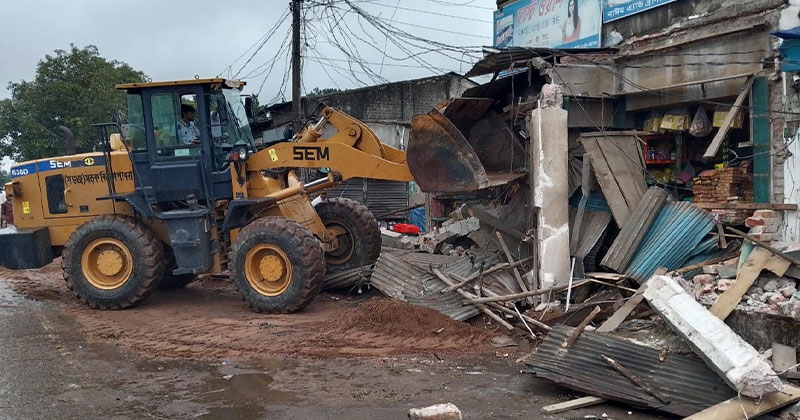 পাবনা সদরের টেবুনিয়া বাজারে অবৈধ স্থাপনা উচ্ছেদ অভিযান পরিচালনা করা হয়।