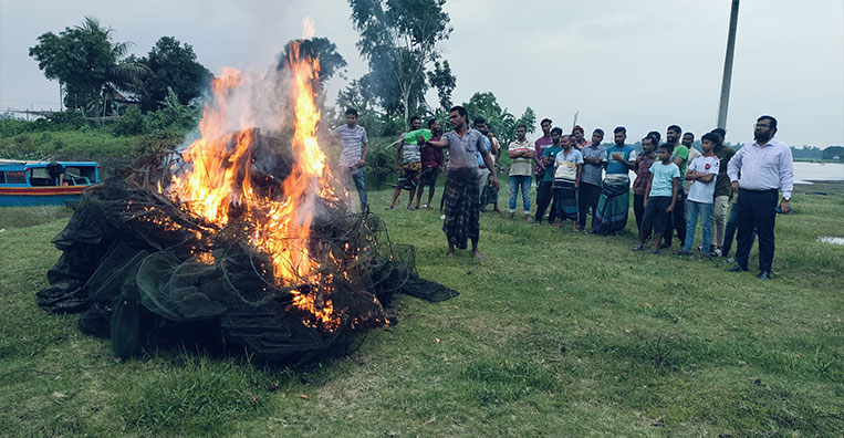নিষিদ্ধ চায়না জাল পুড়িয়ে ধ্বংস করা হয়।