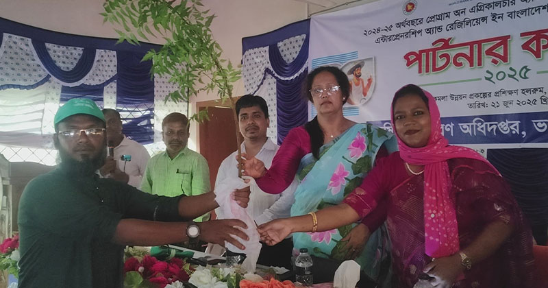 দেশীয় প্রজাতির নিম গাছের চারা বিতরণ।