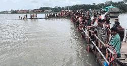 ঘাটে আসার পর ট্রলার থেকে পড়ে নিখোঁজ জেলে