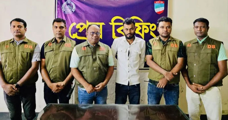 ২৪ মামলার পলাতক আসামিকে আটক করেছেন জেলা ডিবি পুলিশ সদস্যরা।