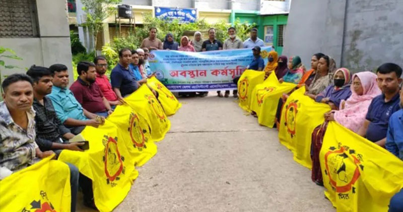 যশোরসহ সারাদেশে স্বাস্থ্য সহকারীরা দুই ঘণ্টার প্রতীকী কর্মবিরতি পালন করেছেন।