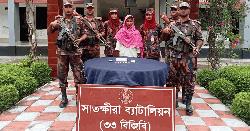 ৭৬ লক্ষাধিক টাকার স্বর্ণের বারসহ নারী আটক