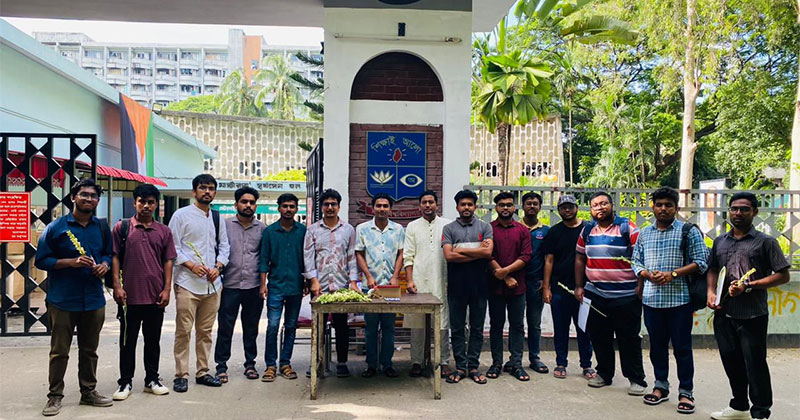শিক্ষার্থীদের কলম, ফুল ও চকলেট দিয়ে বরণ করে নিয়েছে ঢাকা বিশ্ববিদ্যালয় ছাত্রদল।