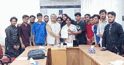 আবাসন সংকট নিরসনে ঢাবি উপাচার্যকে নবীন শিক্ষার্থীদের স্মারকলিপি