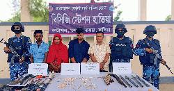 হাতিয়ায় আগ্নেয়াস্ত্র ও চোরাই স্বর্ণসহ আটক ৪