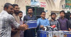 ঢাবির ১৮ হলে ফার্স্ট এইড বক্স ও ডাকসুর গঠনতন্ত্র দিলো শিবির 
