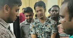 জবিতে ছাত্রলীগ নেতাকে আটক করে পুলিশে দিল ছাত্রদল