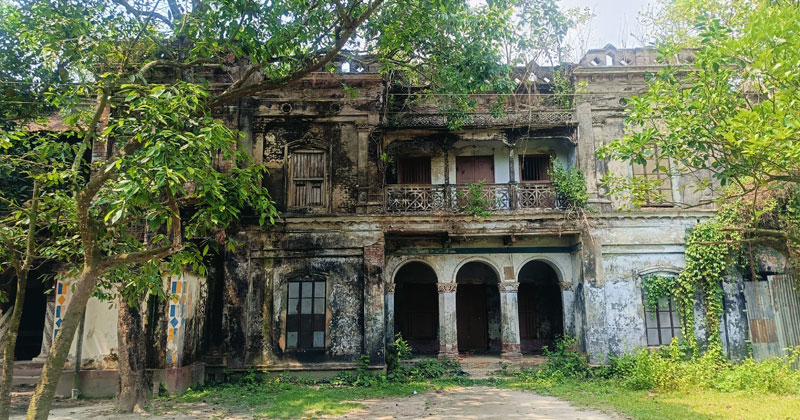 ভূতুড়ে বাড়িতে পরিণত ঐতিহ্যবাহী বলারাম কুটির।