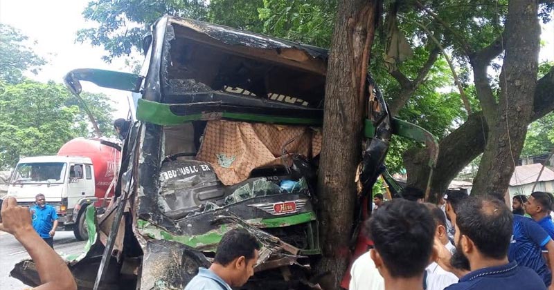 ট্রাক ও বাসের সংঘর্ষে ১ জন নিহত ও আহত ১৭ জন যাত্রী।