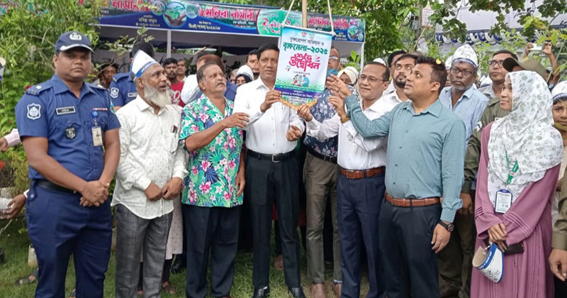 অতিথিবৃন্দ বেলুন ও পায়রা উড়িয়ে বৃক্ষরোপণ এবং বৃক্ষমেলার উদ্বোধন করেন।