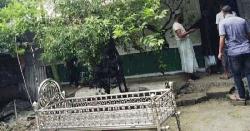 বাবার মরদেহ বাড়িতে রেখে পরীক্ষায় বসলো নুসরাত