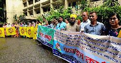 বান্দরবানে ৬ দফা দাবিতে স্বাস্থ্য সহকারীদের অবস্থান কর্মসূচি পালন
