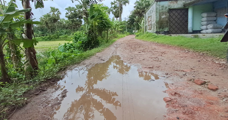 চলাচলের অযোগ্য সড়ক।