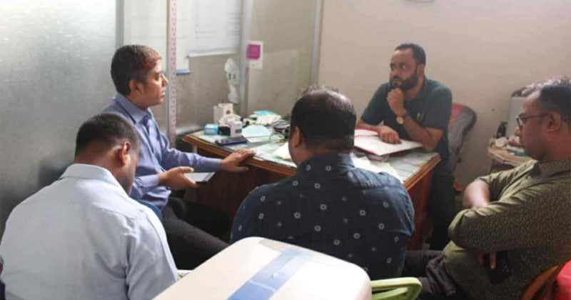মো. আব্দুল হাই নামের এই ভুয়া ডাক্তার দীর্ঘদিন ধরে নিজেকে চিকিৎসক পরিচয় দিয়ে রোগীদের চিকিৎসা দিচ্ছিলেন।