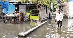 টানা বৃষ্টিতে সাতক্ষীরা পৌরসভার নিম্নাঞ্চল প্লাবিত, ভোগান্তিতে সাধারণ মানুষ