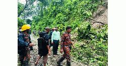 বান্দরবানে ভারী বৃষ্টিপাতে পাহাড় ধস অভ্যন্তরীণ সড়ক যোগাযোগ বন্ধ