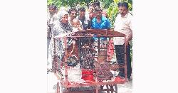 সন্তান খাঁচায় ভরে ভিক্ষা করছেন মা