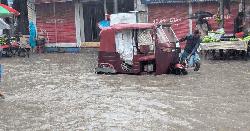 টানা বৃষ্টিতে চট্টগ্রামের বিভিন্ন এলাকায় জলাবদ্ধতা, অসহ্য ভোগান্তি
