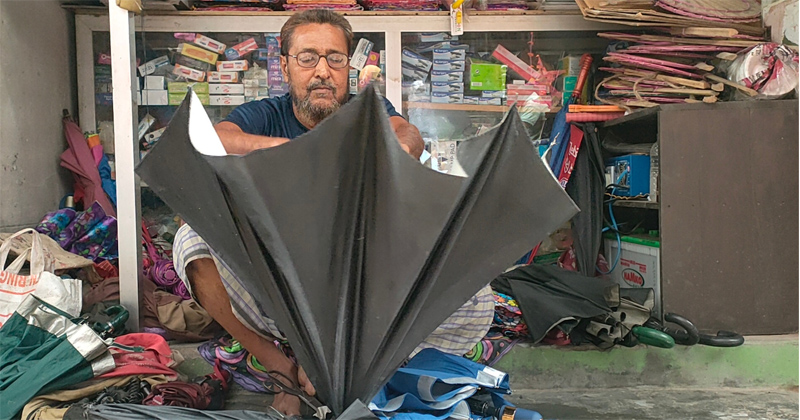 এবছর আষাঢ়ের শুরুতেই দামুড়হুদা উপজেলায় বৃষ্টিপাত বেড়ে যাওয়ায় ছাতা মেরামতের চাহিদাও বেড়েছে।