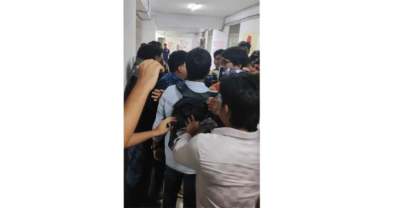 বাংলাদেশ গণতান্ত্রিক ছাত্র সংসদ (বাগছাস) জগন্নাথ বিশ্ববিদ্যালয় (জবি) শাখার তিন নেতার উপর হামলা চালিয়েছে শাখা ছাত্রদলের নেতাকর্মীরা।