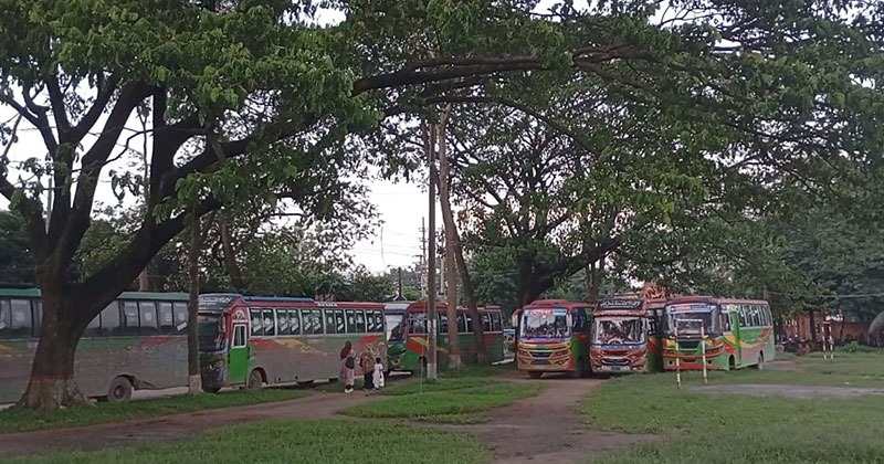 ক্ষতিপূরণ ও দায় স্বীকারের দাবিতে টানা ৪৮ ঘণ্টারও বেশি সময় ধরে বিশ্ববিদ্যালয়ের কেন্দ্রীয় খেলার মাঠে আটকে রাখা হয়েছে মৌমিতা পরিবহনের ১০টি বাস।